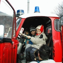 Děti si mohly vyzkoušet i hasicí auto. 