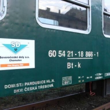 Pohled na vagón s označením sponzora. 