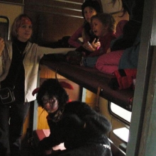 V lehátkové části vozu se některé děti před čertem schovaly na horní lehátko. 