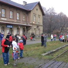 Při příjezdu do Hrobu již na nádraží čekali lidé na kulturní vystoupení spojené s akcí. 