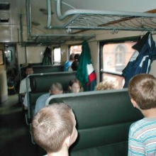 Jen díky posílení soupravy se do vlaku všichni pohodlně vešli a většinou mohli i sedět. 