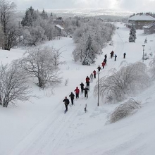 Účastníci se blíží k mostu, který tvoří státní hranici - foto Jan Setvák 