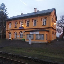 Nádražní budova v Oseku s železniční expozicí