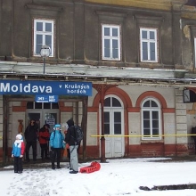 Čeští účastníci akce u zamčené budovy moldavského nádraží 