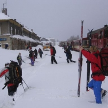 Vlivem neustálého sněžení vystupovali cestující na Moldavě do vysokého sněhu