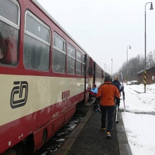 28.2.2009. Další cestující přistupují ve stanici Hrob.
