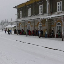 Sobota 16.1.2010, cestující obcházejí uzavřenou nádražní budovu v Moldavě 