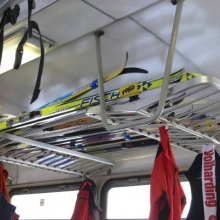 Sobota 26.2.2011, cestující si vezou i lyže 