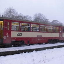 Sobota 17.12.2011 ve stanici Hrob. V sobotu časně ráno ještě o vlak nebyl velký zájem. 
