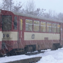 Sobota 17.12.2011 ve stanici Hrob, druhý vůz, ještě prázdnější. 