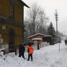 Sobota 17.12., ve stanici Dubí bylo cestujícím sděleno, že před vlakem vyrazila do Moldavy sněhové fréza a dosud nedorazila, a že pojedeme, až dojede.