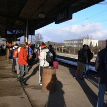 Sobota 14.1.2012, cestující v Mostě čekají va vlak 26802 