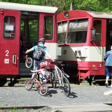 Nástup cyklistů do vlaku 26803 dne 7. 5. 2016 ve 13 hodin 