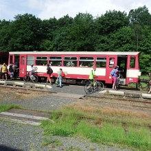 Nástup cyklistů ve stanici Osek město do vlaku 26802 dne 4. 6. 2016