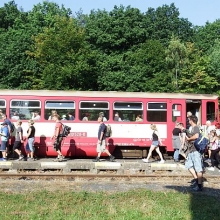 Nástup cestujících do vlaku 26802 dne 10.9. 2016 v zastávce Osek město 