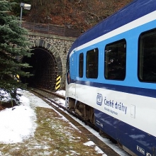 Vlak 26850 před tunelem ve stanici Mikulov, pondělí 1.2.2016 