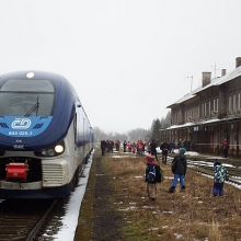 Výstup cestujících z vlaku 26850 v pondělí 1.2.2016 ve stanici Moldava 