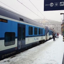 Vlak přistevan v Ústí nad Labem, v pozadí Větruše 