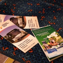 Ve vlaku byly k dispozici informační materiály Dopravy Ústeckého kraje 