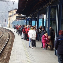 Cestující na ústeckém nástupišti čekají na zpožděný vlak 