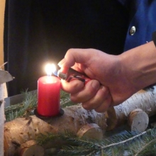 Zapalování svíčky na adventní mašince