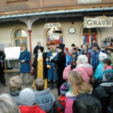 Na nádraží v Hrobě, t.č. Grave City, sehráli členové Divadla V Pytli scénku týkající se příjezdu prvního parního vlaku do Hrobu. 