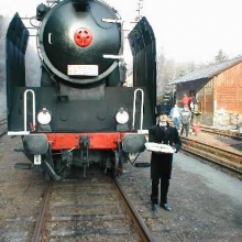 Protože klatovská parní lokomotiva 534.0432 slaví 55. narozeniny, byl jí slavnostně předán dort. 