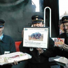Toto je posádka lokomotivy, s dortem a diplomem. 