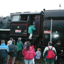 Děti měly docela zájem o prohlídku parní lokomotivy