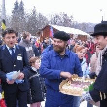 Hrabě Thun Hohenstein předal dort četě z lokomotivy 