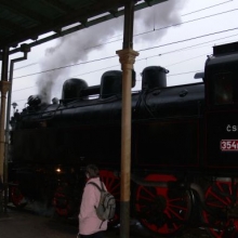 Ráno byl v Teplicích přistaven vlak s parní lokomotivou. 