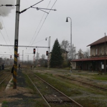 Vlak zastavil v Louce u Litvínova, kde měnil směr pohybu (tzv. úvrať). 