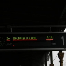 U vlaku bylo na nástupišti označení, aby cestující věděli, kam nastupovat. 