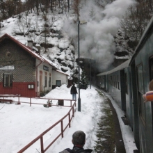 Mikulov v Krušných horách, vlak zajíždí do tunelu. 