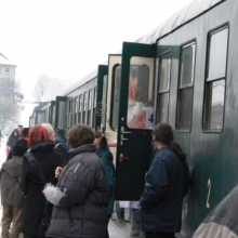 Po příjezdu na moldavské nádraží. Z vozu číslo 4 vystupuje Mikuláš.
