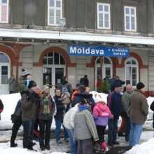 Na nádraží Moldava. Na pravém okraji obráku kousek pravidelného vlaku.