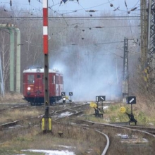 V Louce u Litvínova přijel další vlak od Lovosic a Mostu, rovněž kouřící skoro jako parní.
