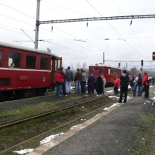 V Louce u Litvínova se oba vlaky spojily do jedné soupravy. 