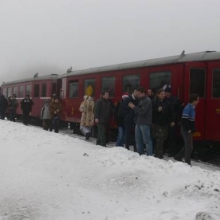 Po příjezdu na Moldavu cestující i Mikulášové vystoupili na pruh nástupiště uklizený od sněhu. 