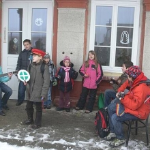 Na uvítanou ještě před vstupem do nádražní budovy zazpívaly děti ze ZŠ Buzulucká v Teplicích. 