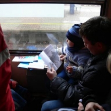 Cestující si se zájmem četli informační materiály. 