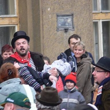 Vyděšený herec vynáší dítě potrhané medvědem. 