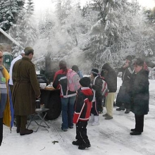 Členové KVH NORD Sever Chomutov pomocí vojenské polní kuchyně připravili a nabízeli guláš. Byl velmi dobrý. 