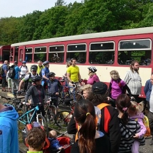 Pravidelný vlak byl sice vybaven vozem pro kola, ale přesto se někteří cyklisté nevešli a nebyli do vlaku vpuštěni. 