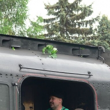 Zeleň na střeše parní lokomotivy. 