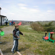 Na stanovišti Chata Lesní Brána byly soutěže připravené DDM Teplice, například trefování kamínky do nákladních vagónků přistavené mašinky.