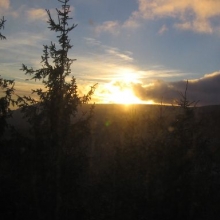 Pohled z vlaku na západ slunce v Krušných horách 