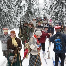 Český výpravčí nabízí občerstvení německým historickým lyžařům