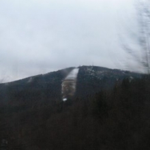 Již při příjezdu bylo z vlaku vidět, že ani sjezdovka na Bouřňáku nemá moc sněhu 