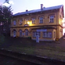 Jelo se i přes nádraží Osek-město, v jehož bývalé budově je dnes mimo jiné železniční expozice. 